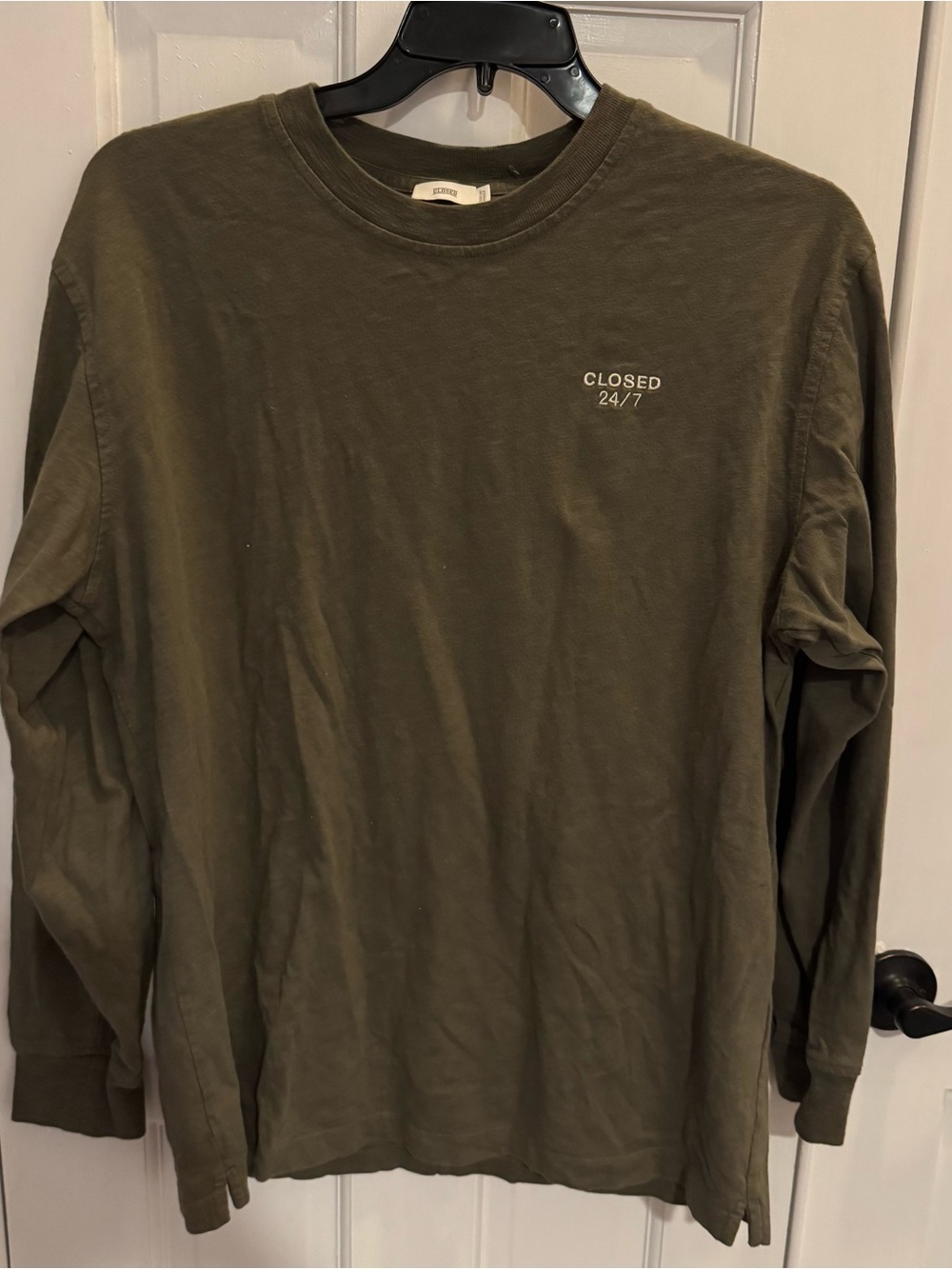 Closed Men's Long-Sleeve Tee in Olive